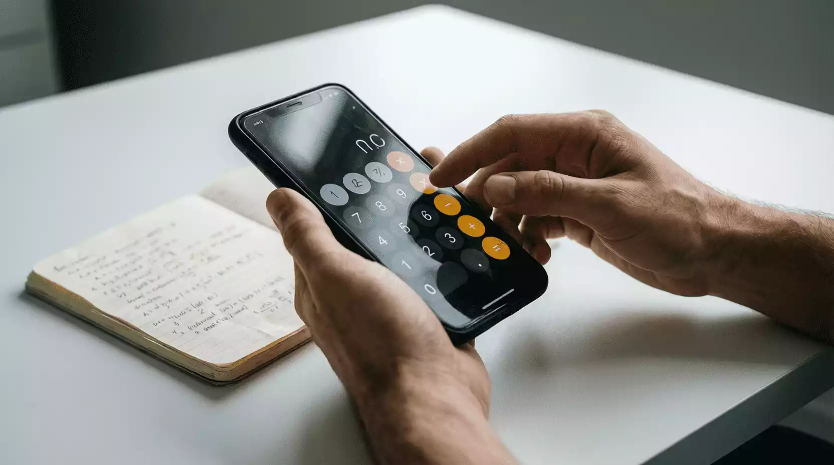 Persona usando herramientas de cálculo para evaluar bonos de apuestas