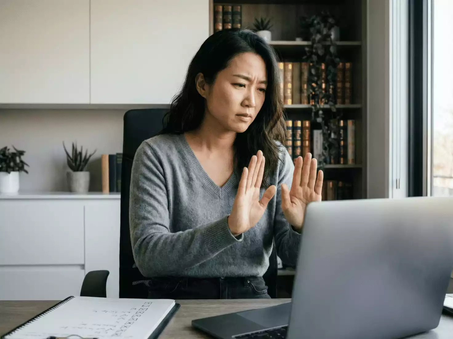 Persona evitando errores comunes al gestionar bonos de apuestas